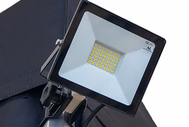 Illuminazione alogena per tende funebri