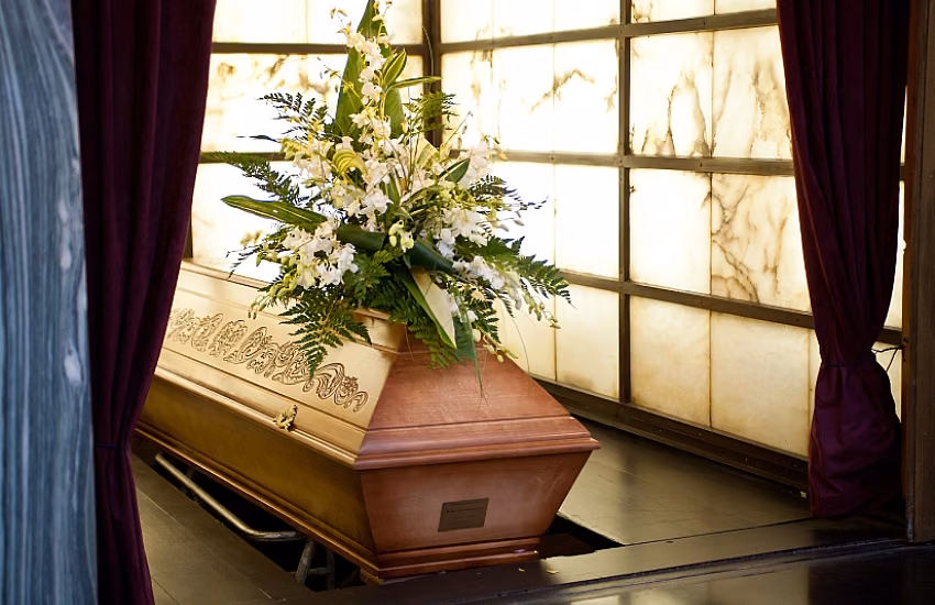 Quali fiori e decorazioni scegliere per una cerimonia funebre?
