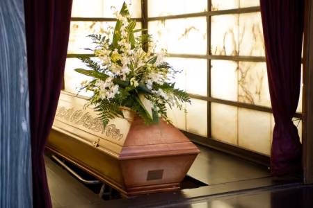 Quali fiori e decorazioni scegliere per una cerimonia funebre?