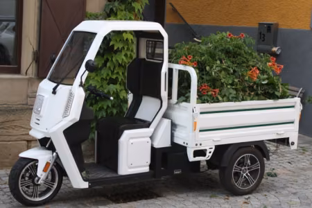 Come le carriole elettriche influenzano la gestione delle aree verdi cimiteriali?