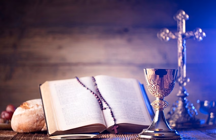 Quali materiali liturgici dovrebbero essere presenti in un’agenzia funebre?