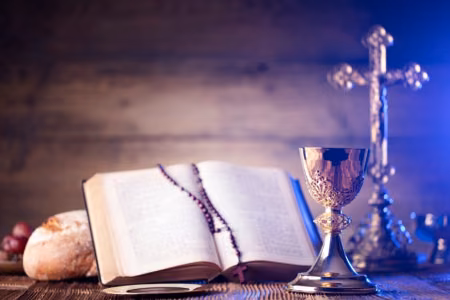 Quali materiali liturgici dovrebbero essere presenti in un’agenzia funebre?
