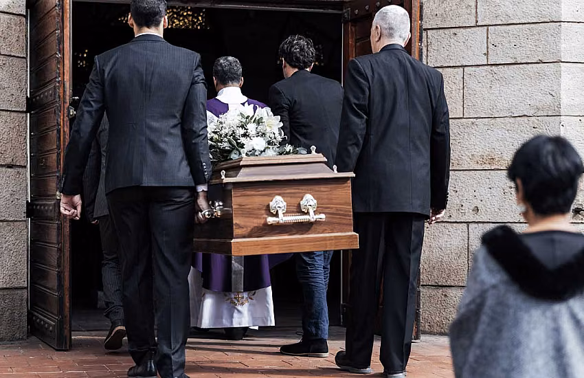 Organizzazione della cerimonia al cimitero comunale vs. parrocchiale – differenze pratiche