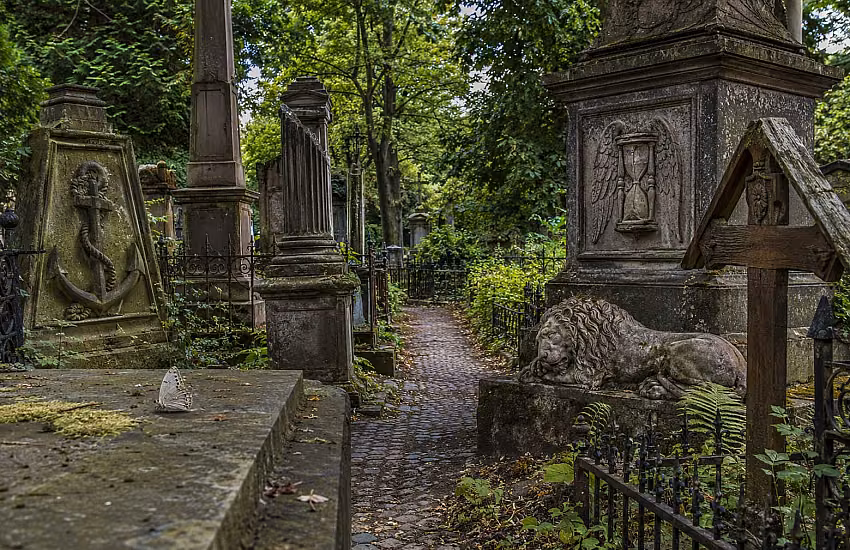 Simbolismo cimiteriale – cosa dicono davvero le lapidi