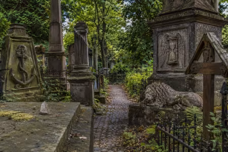 Simbolismo cimiteriale – cosa dicono davvero le lapidi